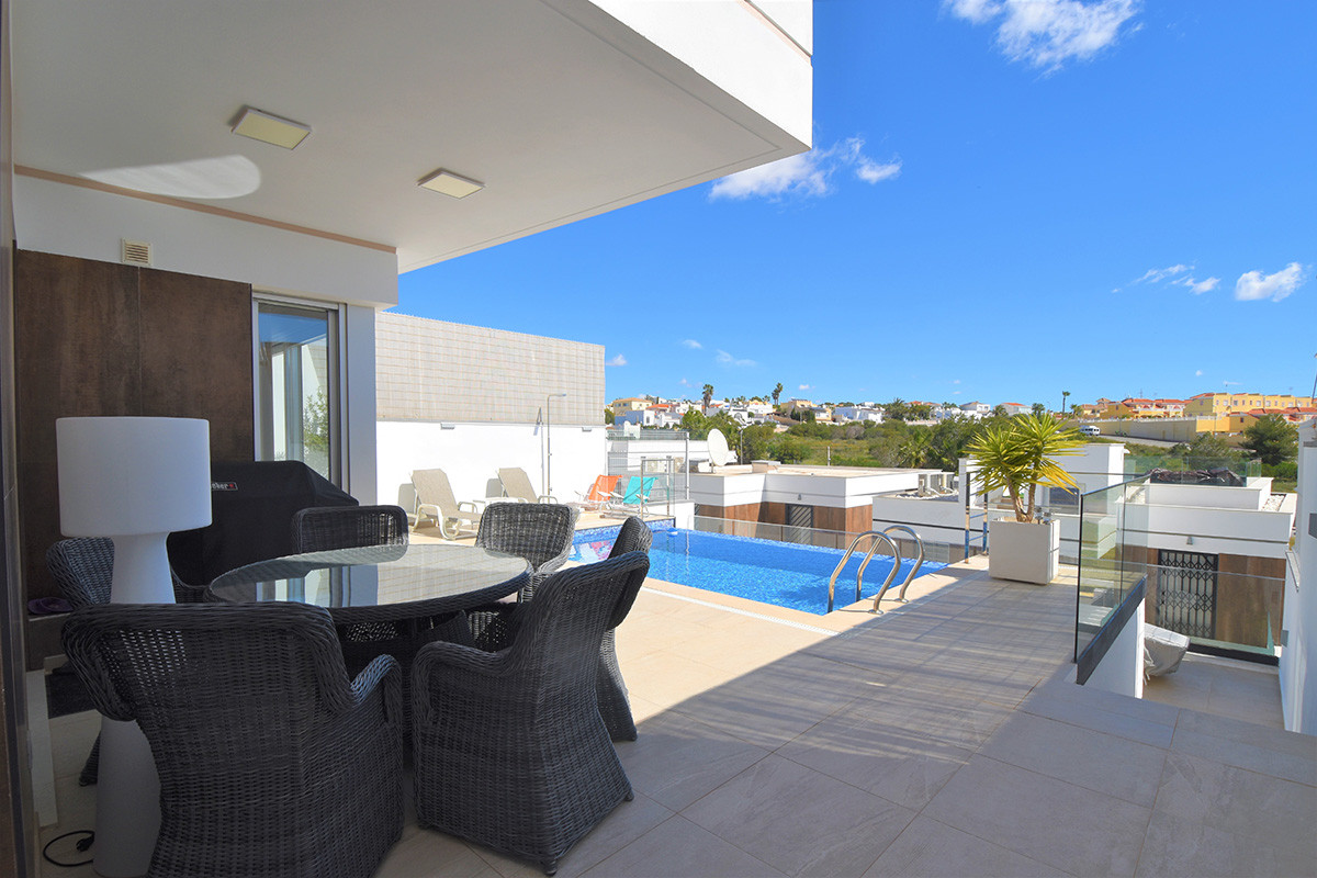 Sold - 3 Bedroom 4 Bathroom Villa in Orihuela Costa - Villamartin - Alicante