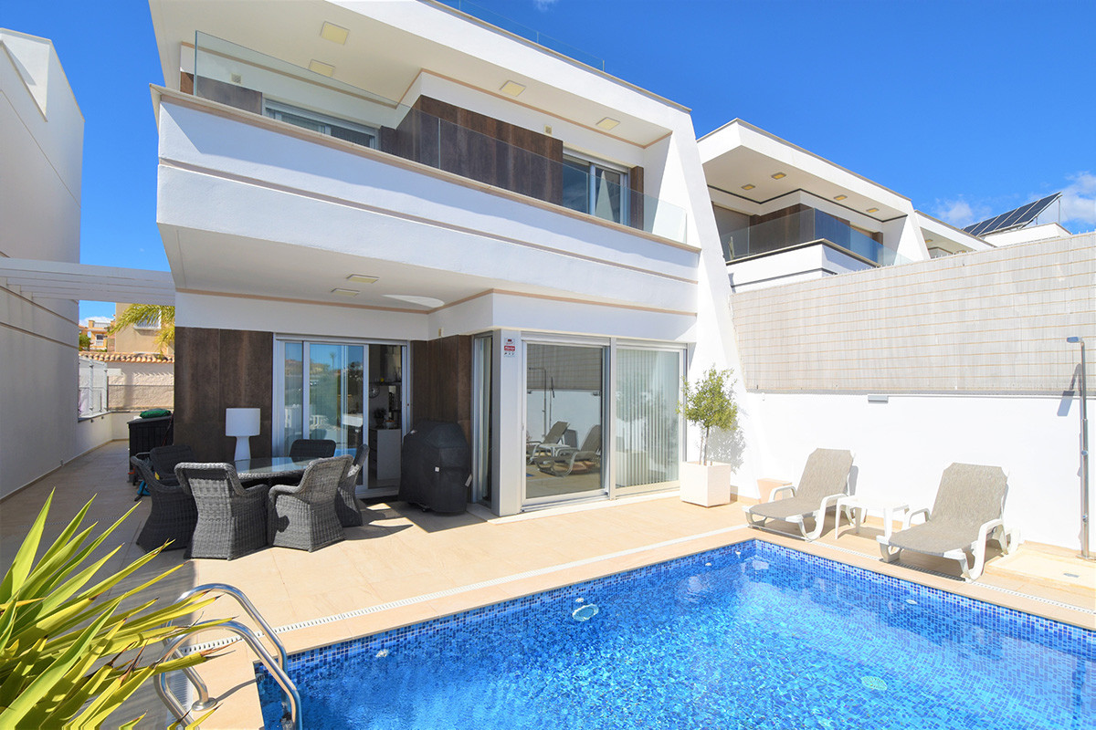Sold - 3 Bedroom 4 Bathroom Villa in Orihuela Costa - Villamartin - Alicante