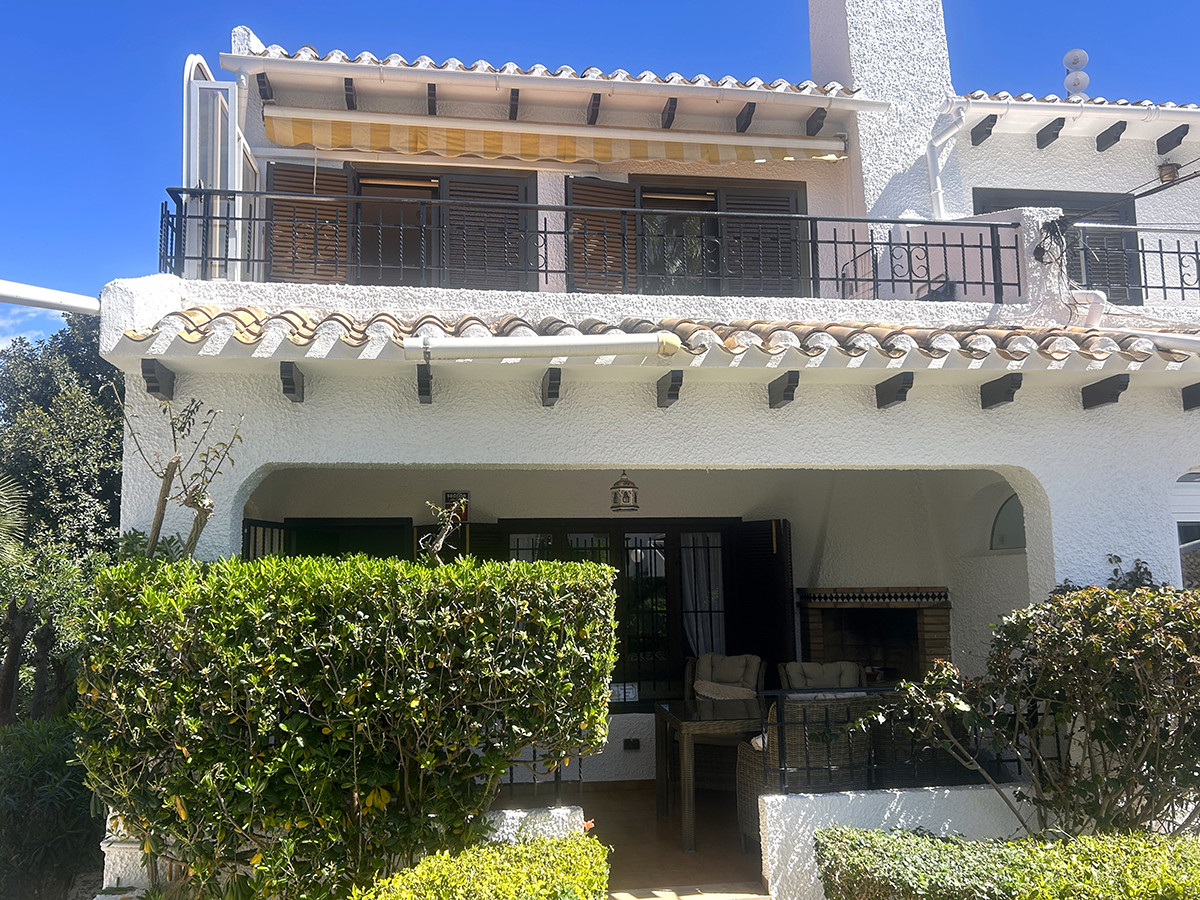 Resale - 4 Bedroom 3 Bathroom Townhouse in Orihuela Costa - Cabo Roig - Alicante