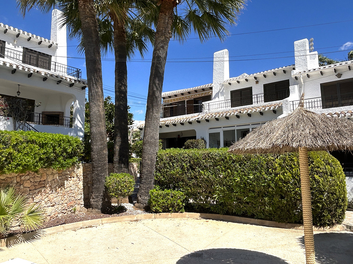 Resale - 4 Bedroom 3 Bathroom Townhouse in Orihuela Costa - Cabo Roig - Alicante