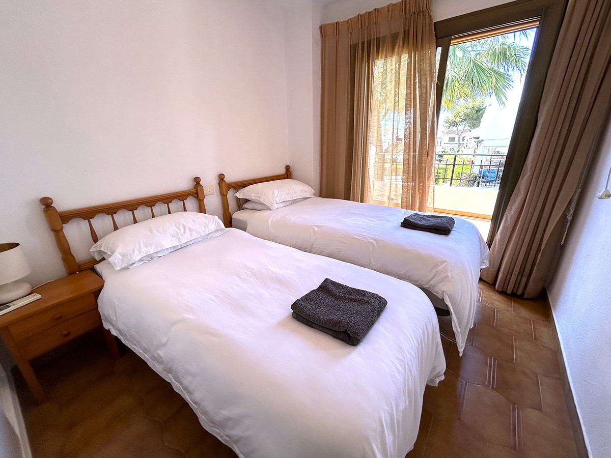 Resale - 4 Bedroom 3 Bathroom Townhouse in Orihuela Costa - Cabo Roig - Alicante