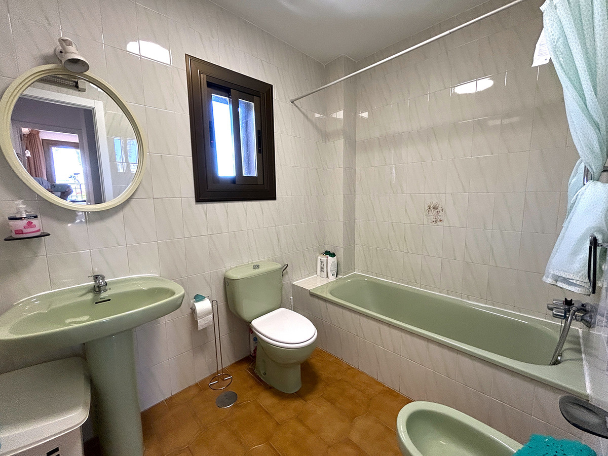 Resale - 4 Bedroom 3 Bathroom Townhouse in Orihuela Costa - Cabo Roig - Alicante