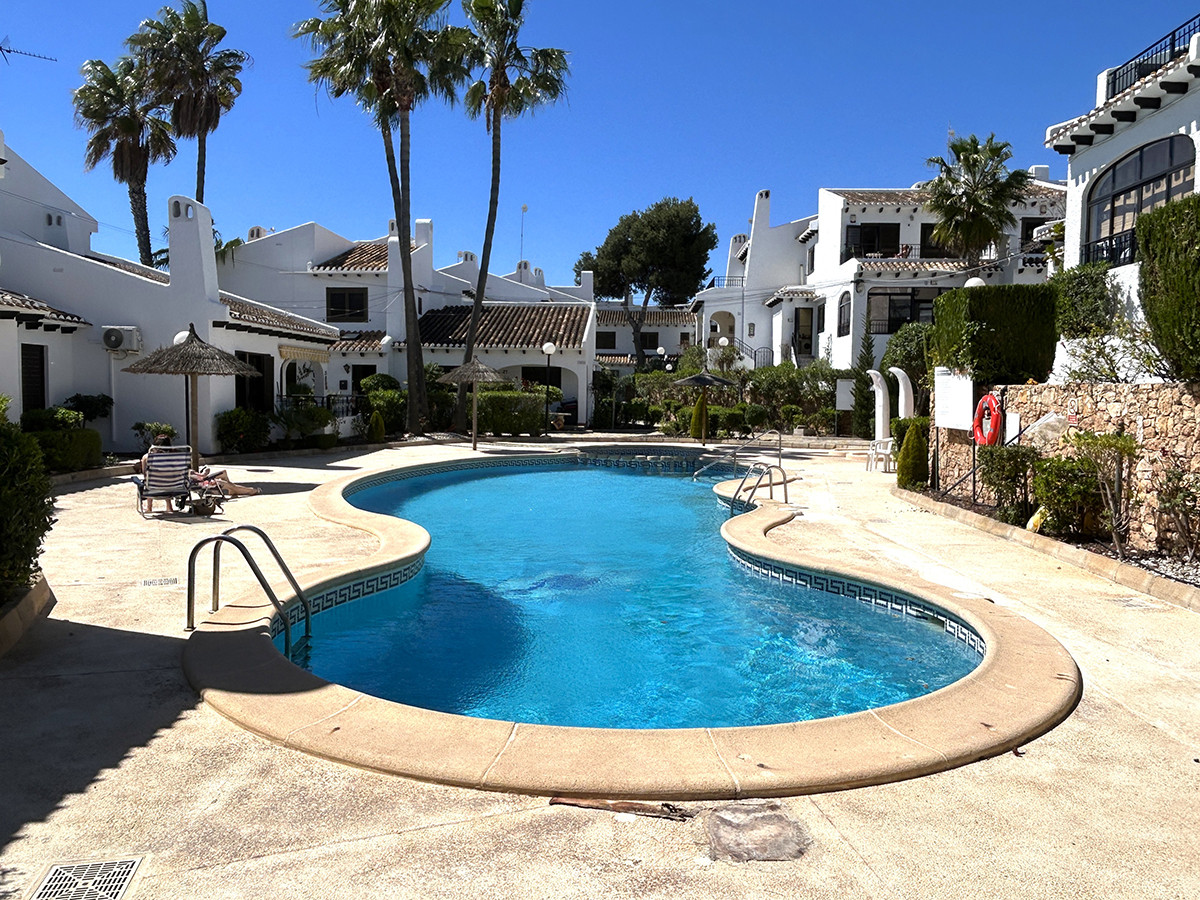 Resale - 4 Bedroom 3 Bathroom Townhouse in Orihuela Costa - Cabo Roig - Alicante