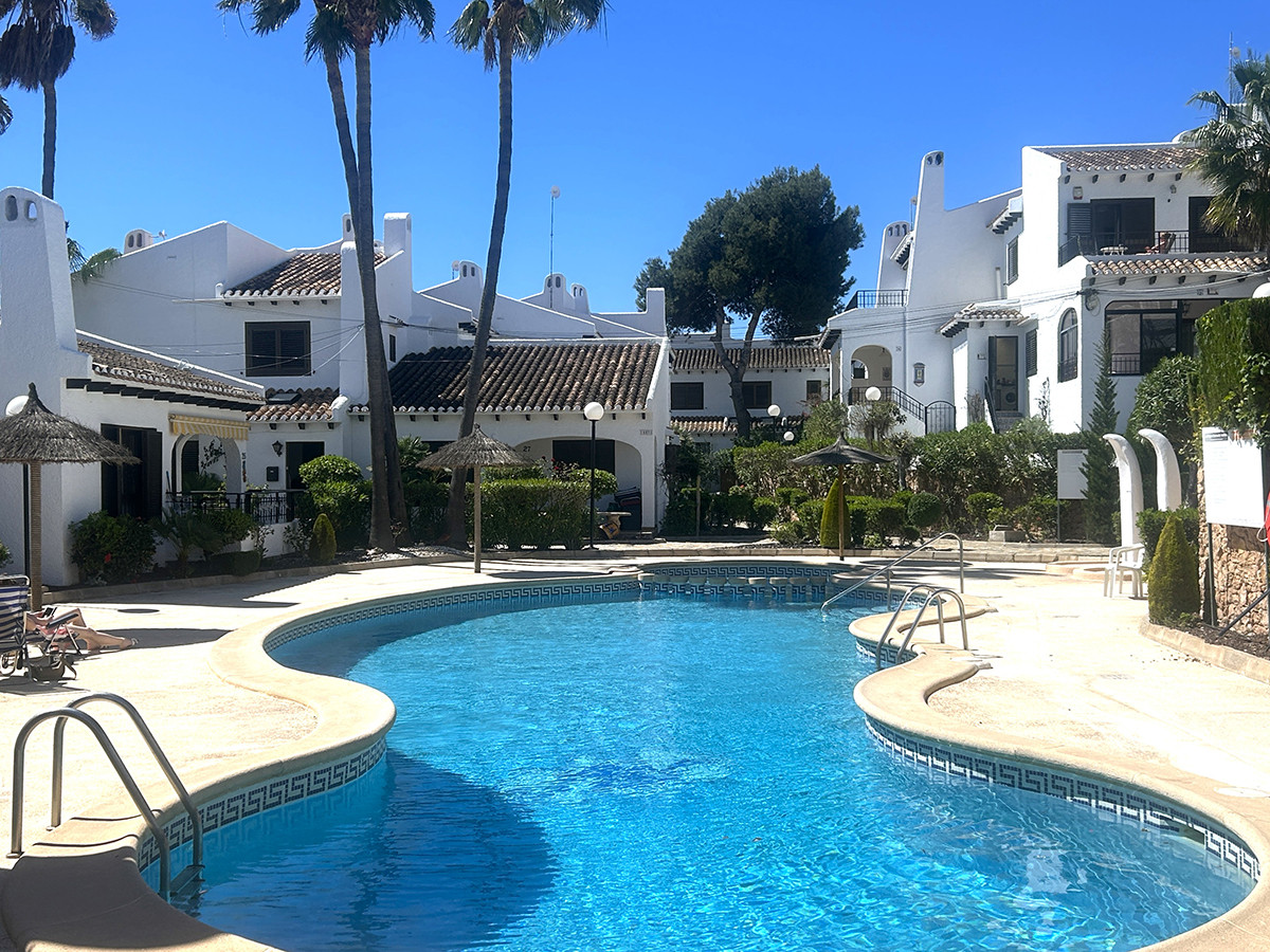 Resale - 4 Bedroom 3 Bathroom Townhouse in Orihuela Costa - Cabo Roig - Alicante
