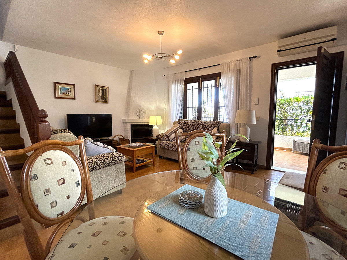 Resale - 4 Bedroom 3 Bathroom Townhouse in Orihuela Costa - Cabo Roig - Alicante