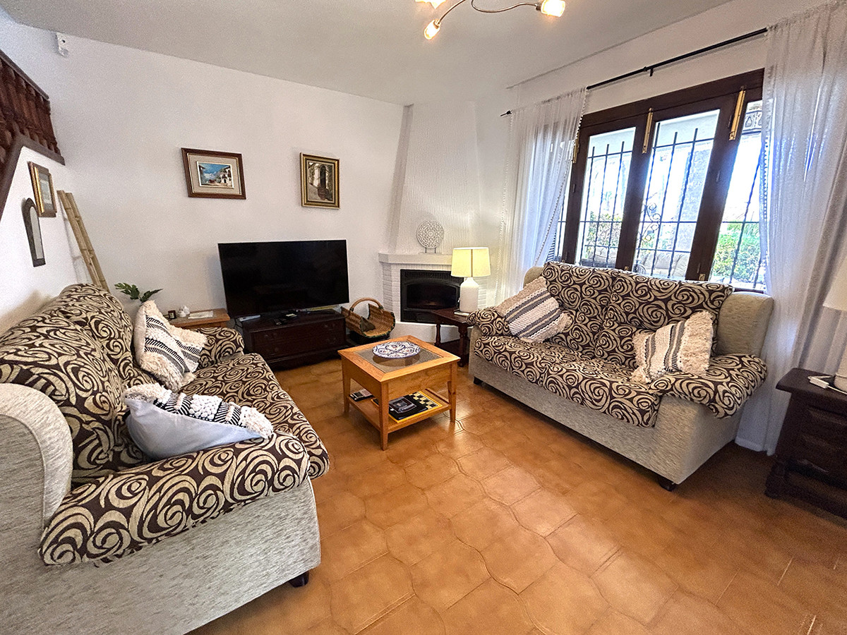 Resale - 4 Bedroom 3 Bathroom Townhouse in Orihuela Costa - Cabo Roig - Alicante