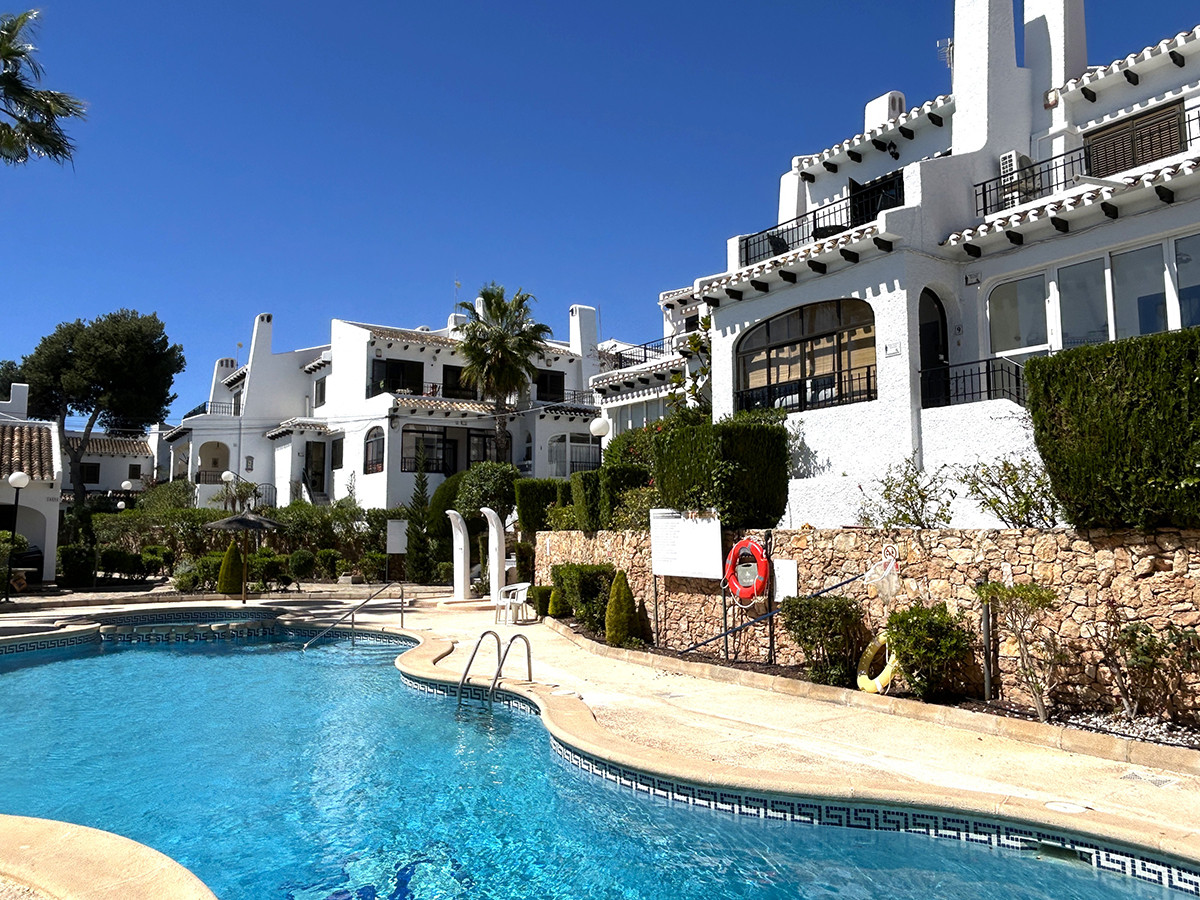 Resale - 4 Bedroom 3 Bathroom Townhouse in Orihuela Costa - Cabo Roig - Alicante