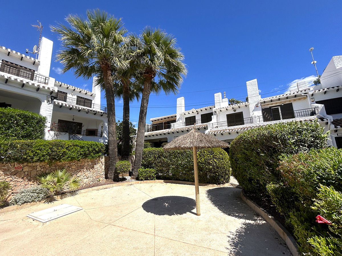 Resale - 4 Bedroom 3 Bathroom Townhouse in Orihuela Costa - Cabo Roig - Alicante