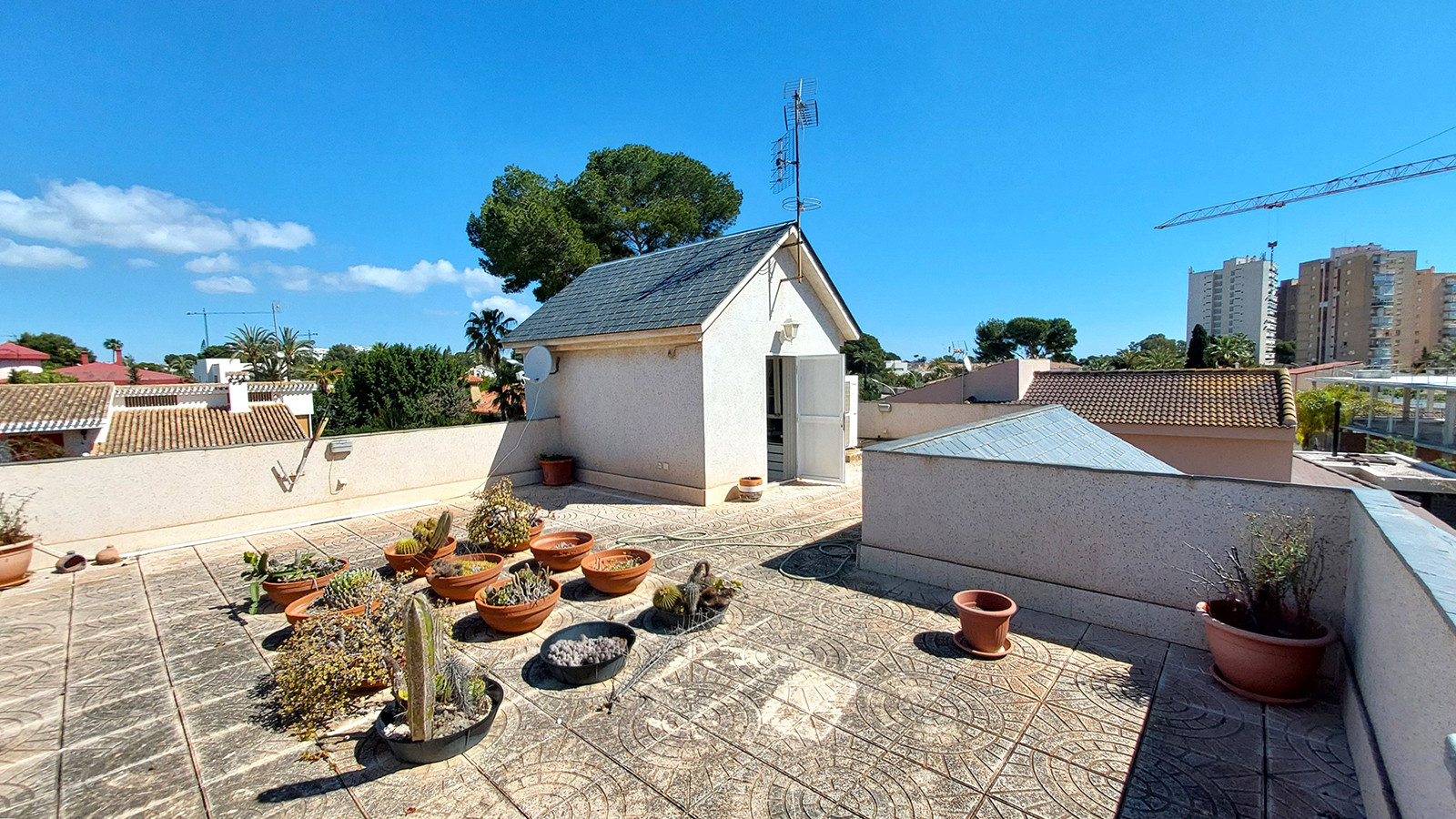 Resale - 6 Bedroom 3 Bathroom Villa in Orihuela Costa - Campoamor - Alicante