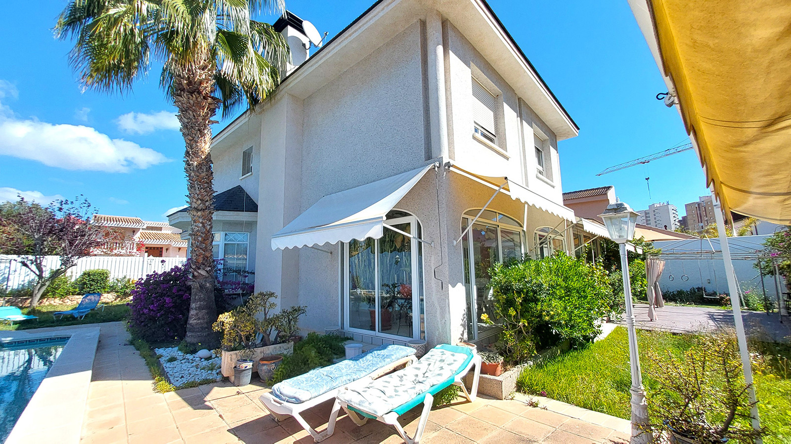 Resale - 6 Bedroom 3 Bathroom Villa in Orihuela Costa - Campoamor - Alicante