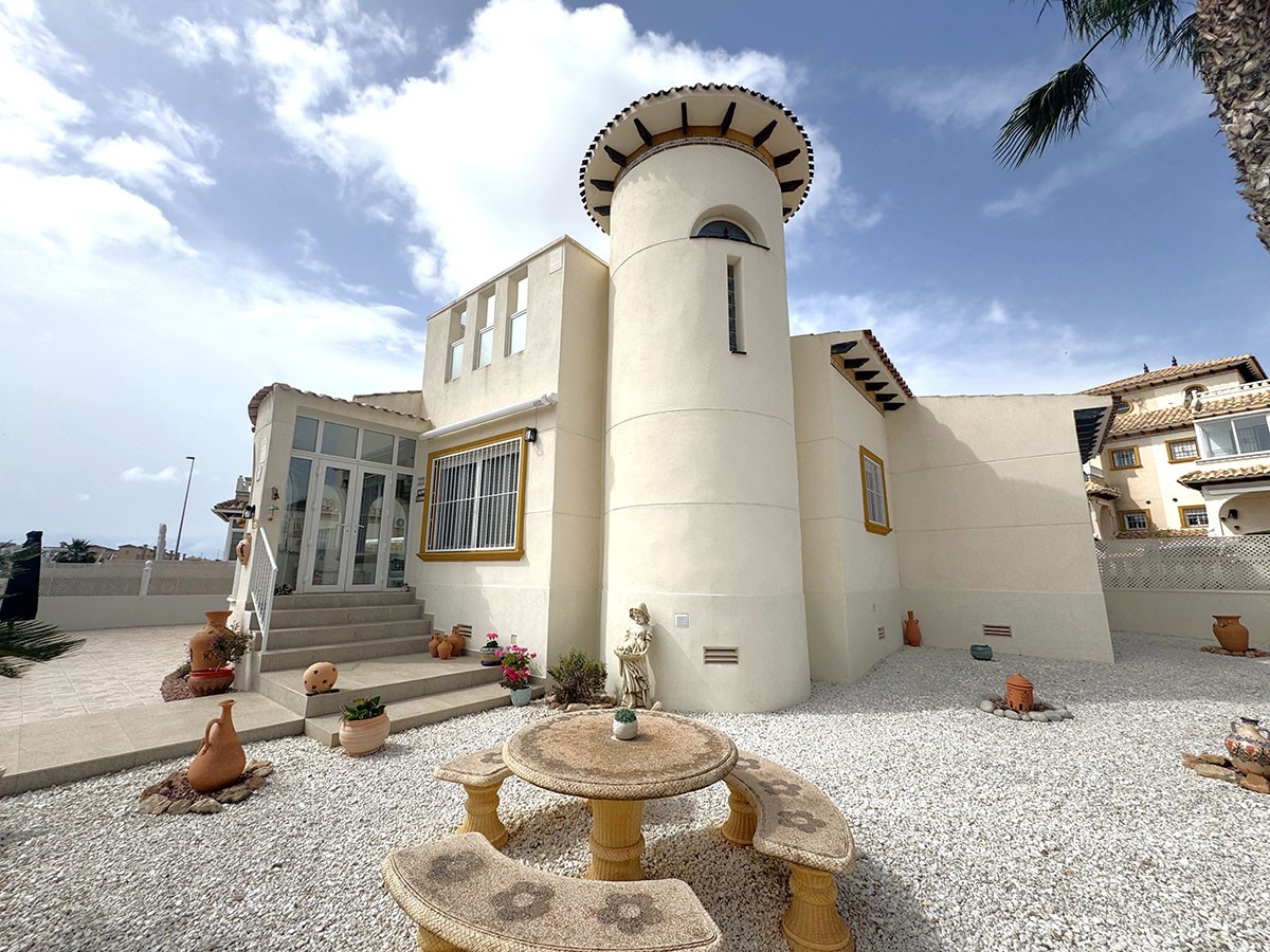 Resale - 2 Bedroom 2 Bathroom Villa in Orihuela Costa - Lomas de Cabo Roig - Alicante