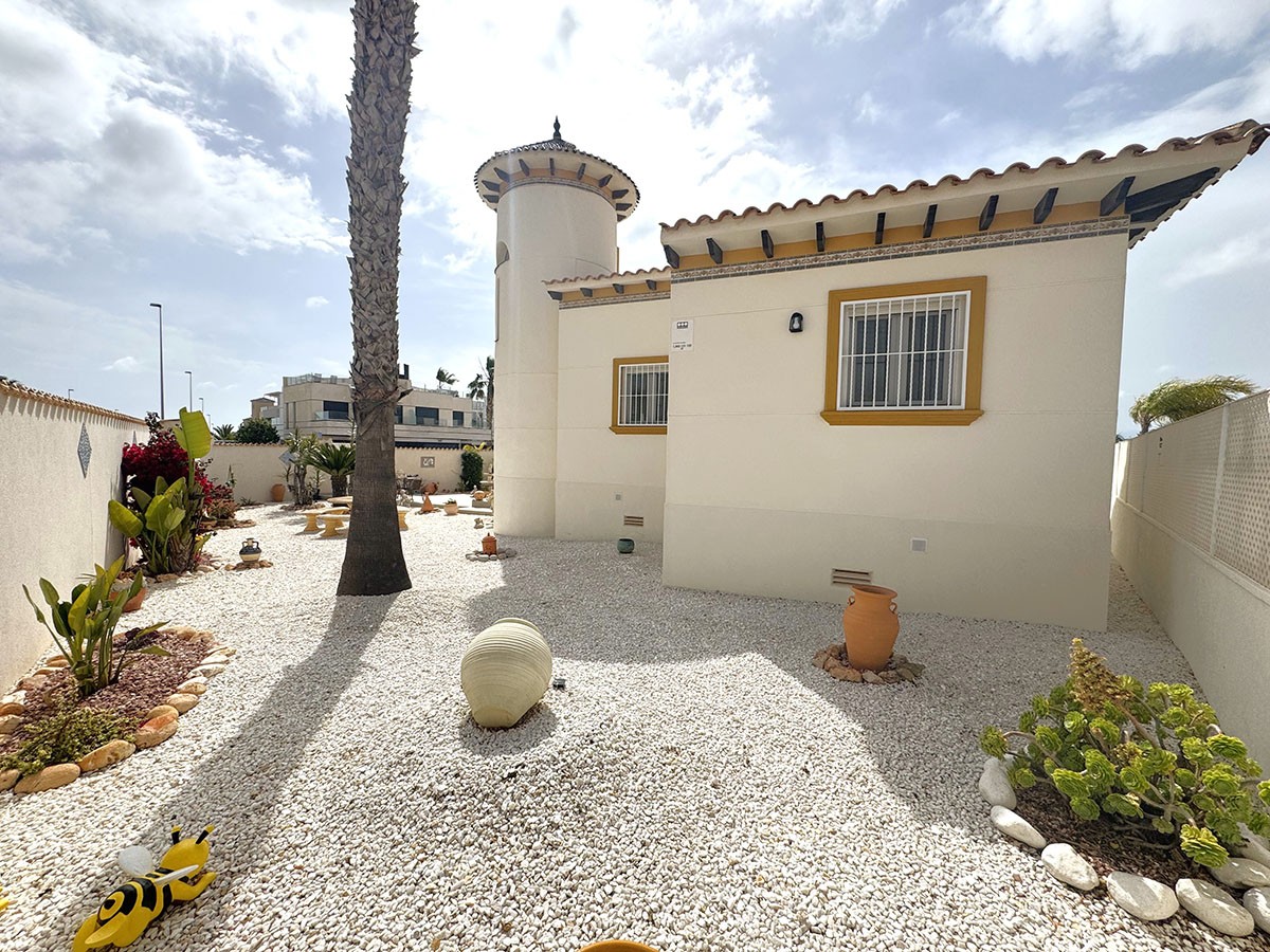 Resale - 2 Bedroom 2 Bathroom Villa in Orihuela Costa - Lomas de Cabo Roig - Alicante