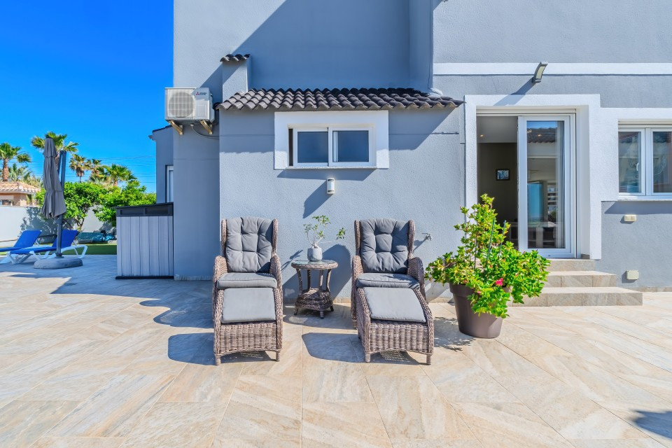 Resale - 5 Bedroom 4 Bathroom Villa in Orihuela Costa - Cabo Roig - Alicante