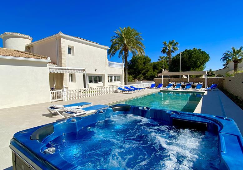 Resale - 6 Bedroom 5 Bathroom Villa in Orihuela Costa - La Zenia - Alicante