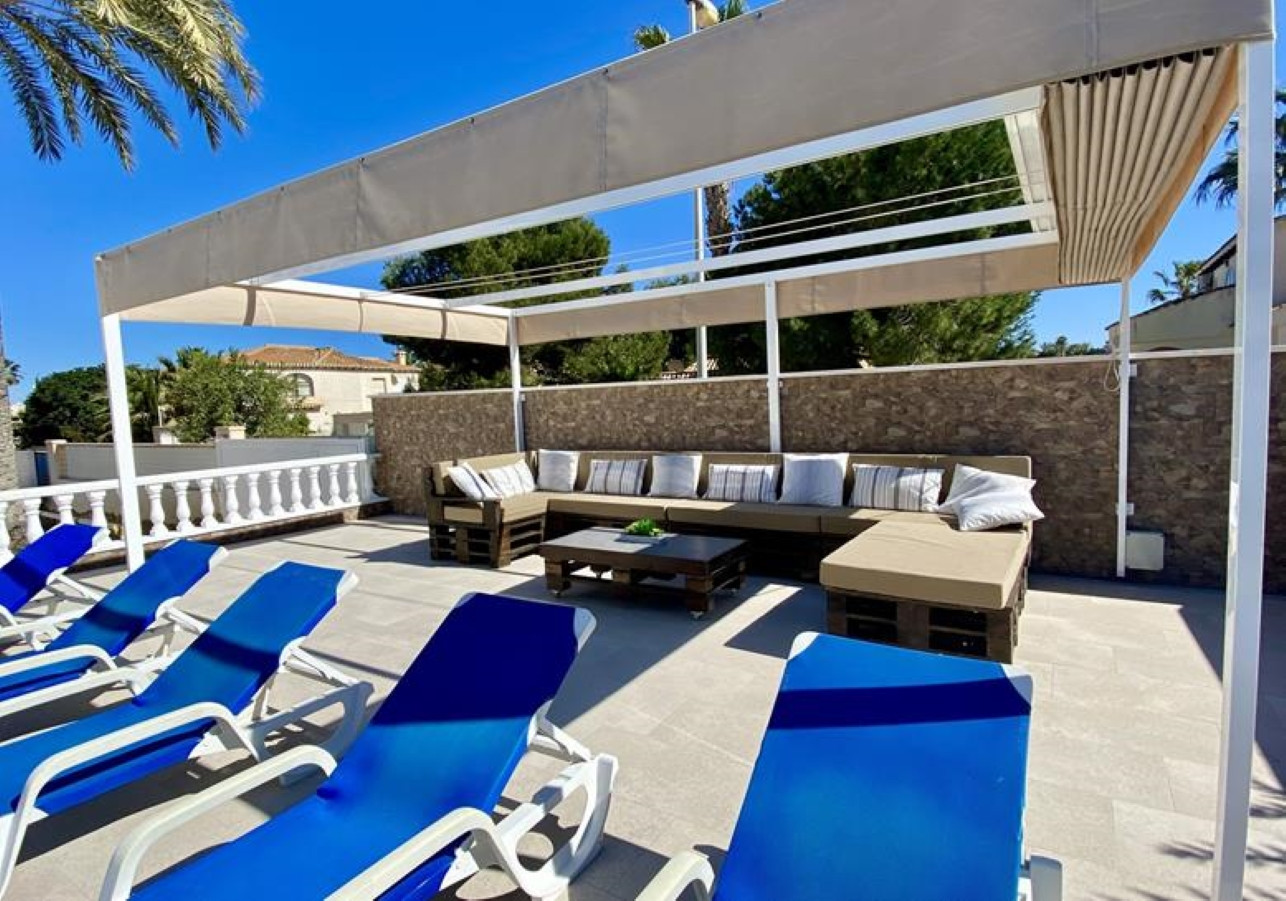 Resale - 6 Bedroom 5 Bathroom Villa in Orihuela Costa - La Zenia - Alicante
