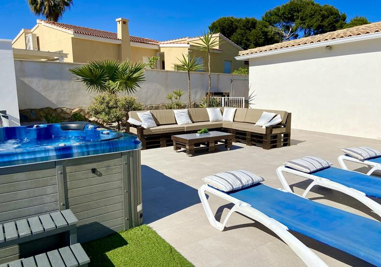 Resale - 6 Bedroom 5 Bathroom Villa in Orihuela Costa - La Zenia - Alicante
