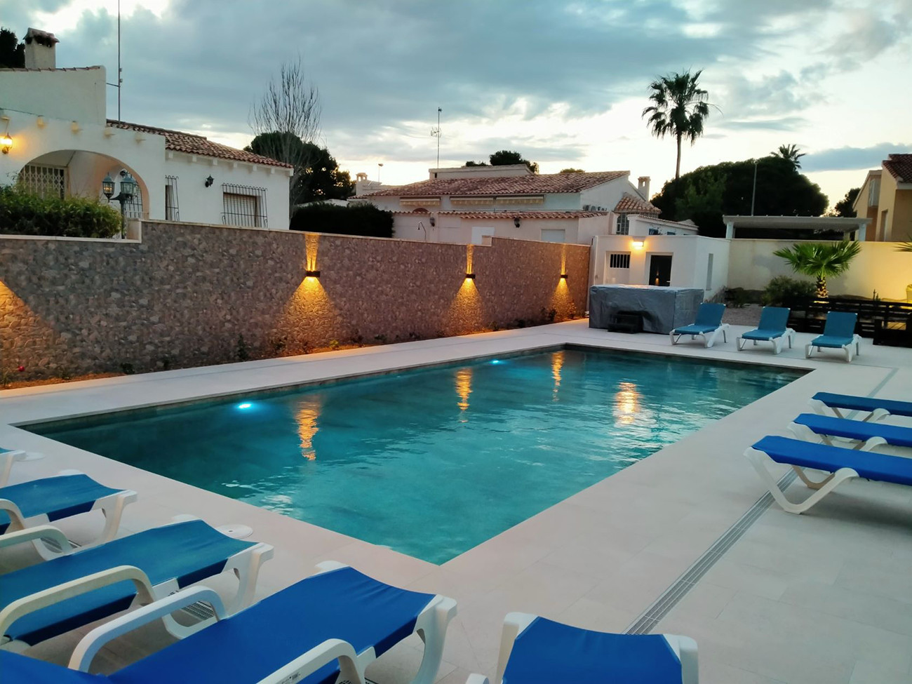 Resale - 6 Bedroom 5 Bathroom Villa in Orihuela Costa - La Zenia - Alicante