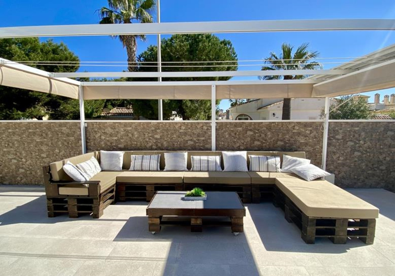 Resale - 6 Bedroom 5 Bathroom Villa in Orihuela Costa - La Zenia - Alicante