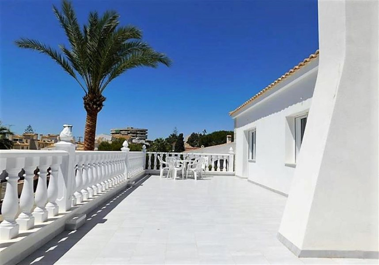 Resale - 6 Bedroom 5 Bathroom Villa in Orihuela Costa - La Zenia - Alicante