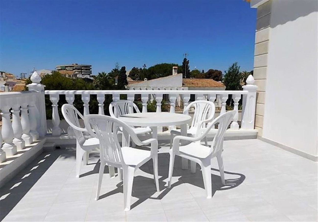 Resale - 6 Bedroom 5 Bathroom Villa in Orihuela Costa - La Zenia - Alicante