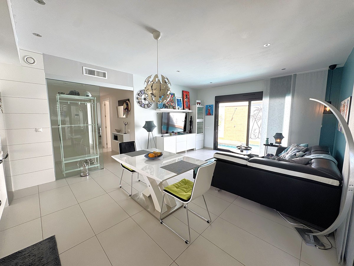 Resale - 3 Bedroom 2 Bathroom Villa in Orihuela Costa - Lomas de Cabo Roig - Alicante