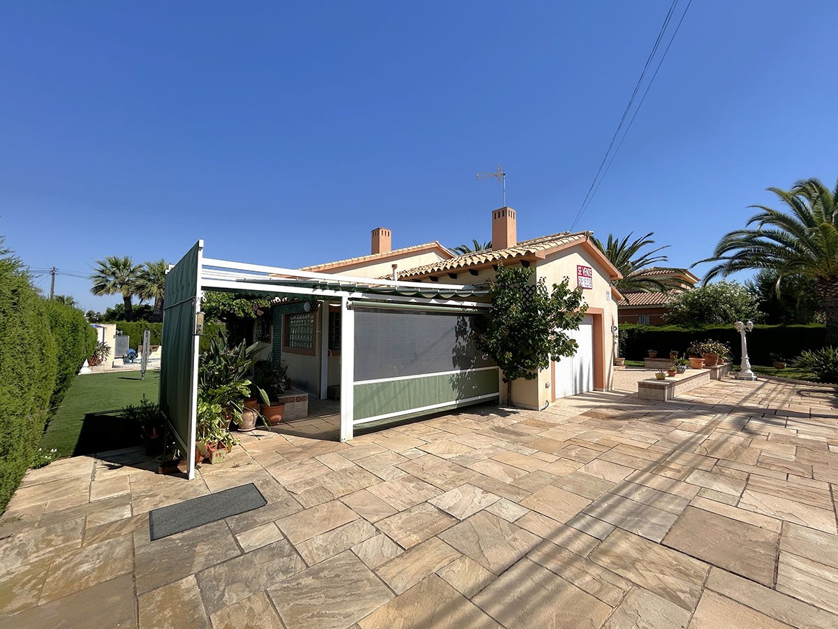 Resale - 3 Bedroom 2 Bathroom Villa in Orihuela Costa - Cabo Roig - Alicante