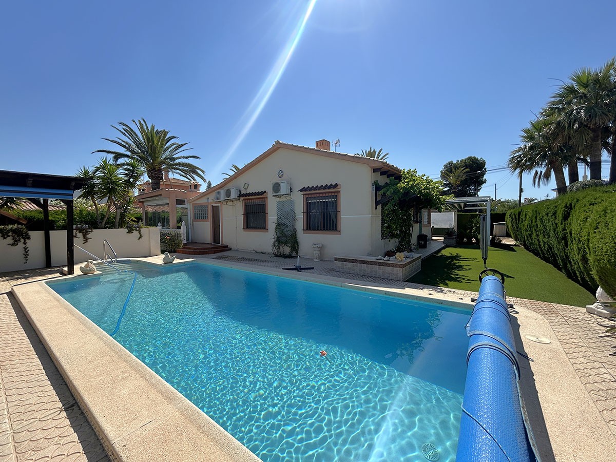 Resale - 3 Bedroom 2 Bathroom Villa in Orihuela Costa - Cabo Roig - Alicante