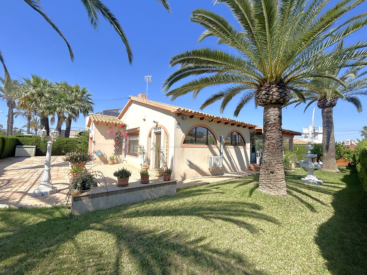 Resale - 3 Bedroom 2 Bathroom Villa in Orihuela Costa - Cabo Roig - Alicante
