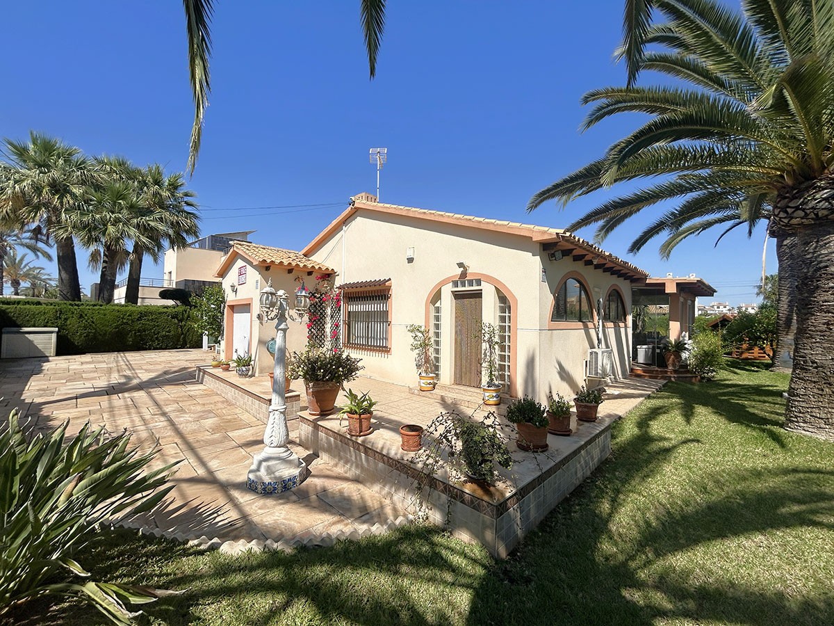 Resale - 3 Bedroom 2 Bathroom Villa in Orihuela Costa - Cabo Roig - Alicante