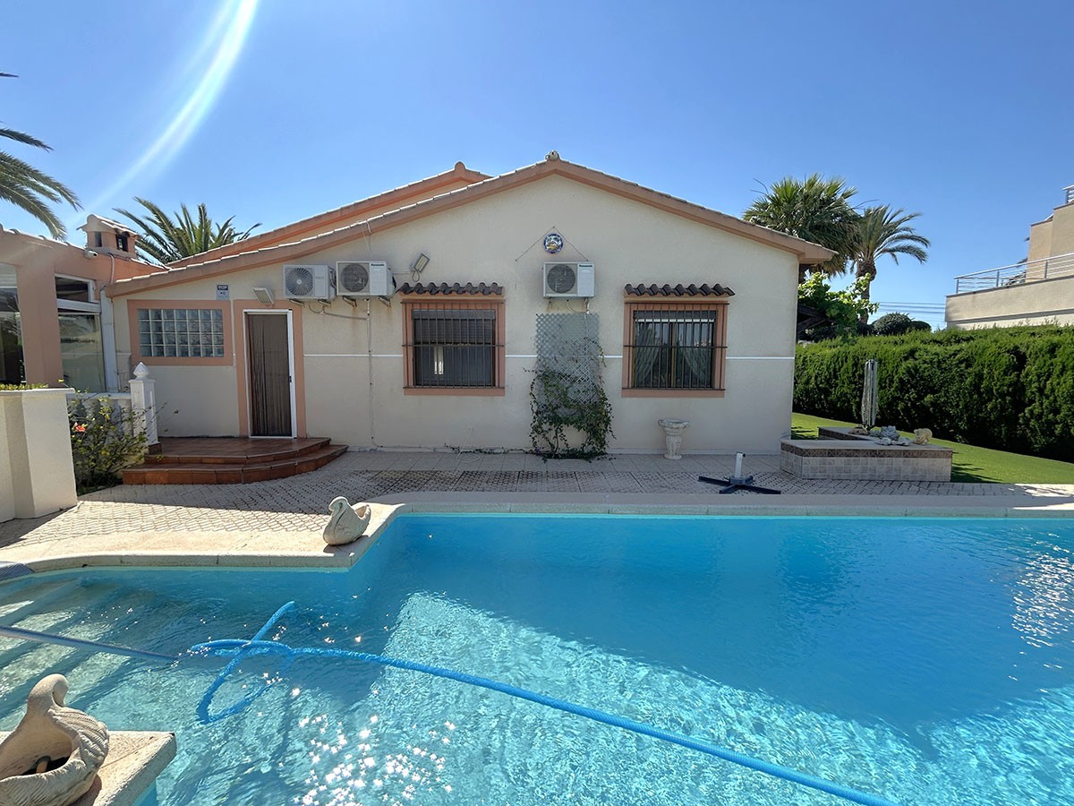 Resale - 3 Bedroom 2 Bathroom Villa in Orihuela Costa - Cabo Roig - Alicante