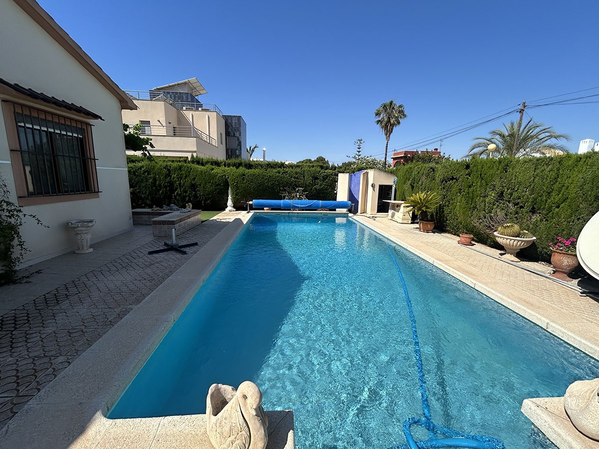 Resale - 3 Bedroom 2 Bathroom Villa in Orihuela Costa - Cabo Roig - Alicante