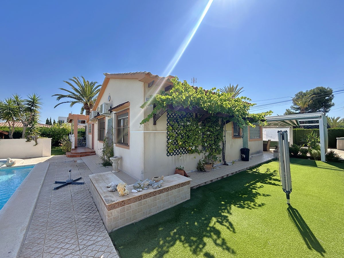 Resale - 3 Bedroom 2 Bathroom Villa in Orihuela Costa - Cabo Roig - Alicante