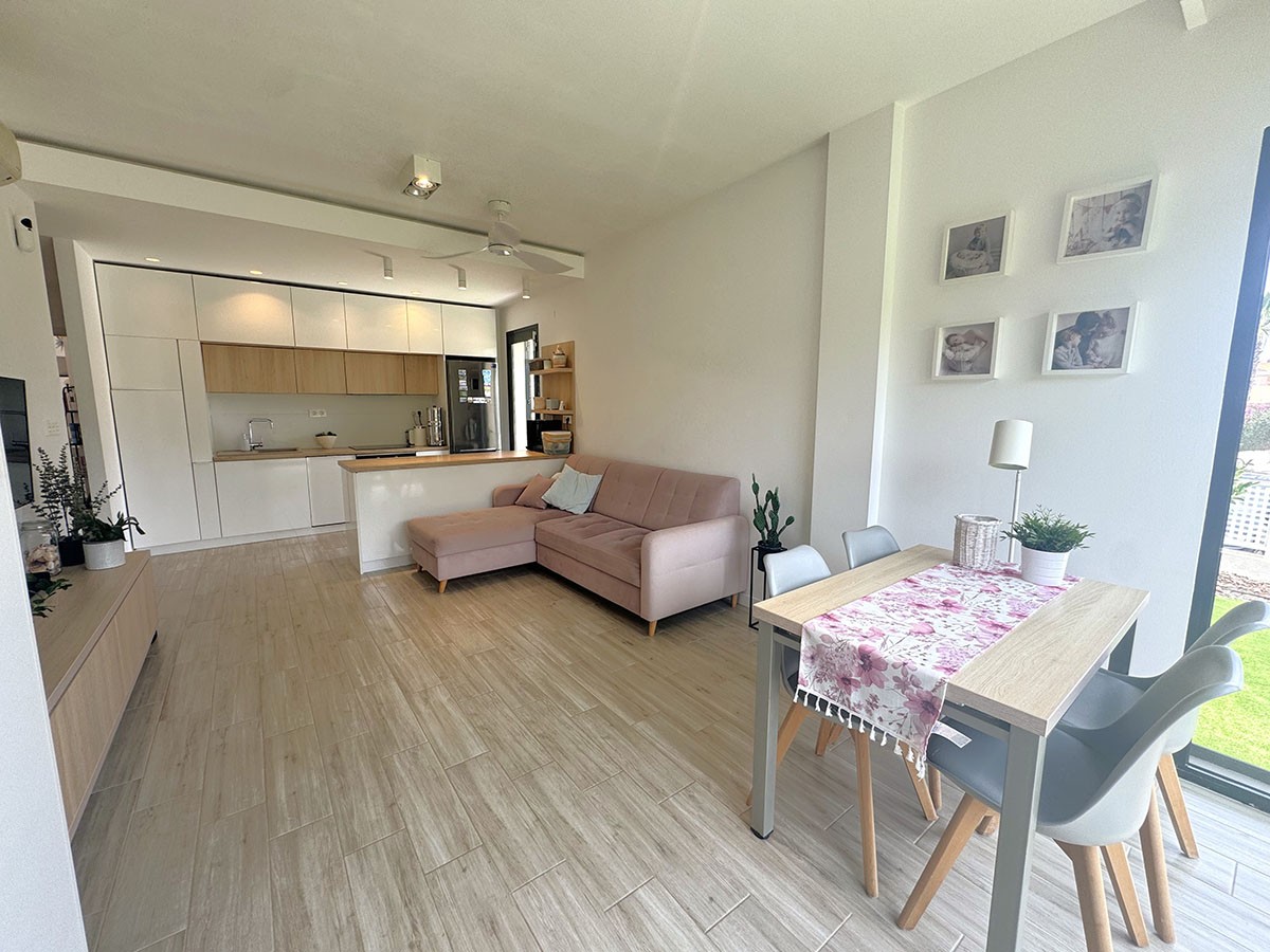 Resale - 3 Bedroom 2 Bathroom Villa in Orihuela Costa - La Zenia - Alicante