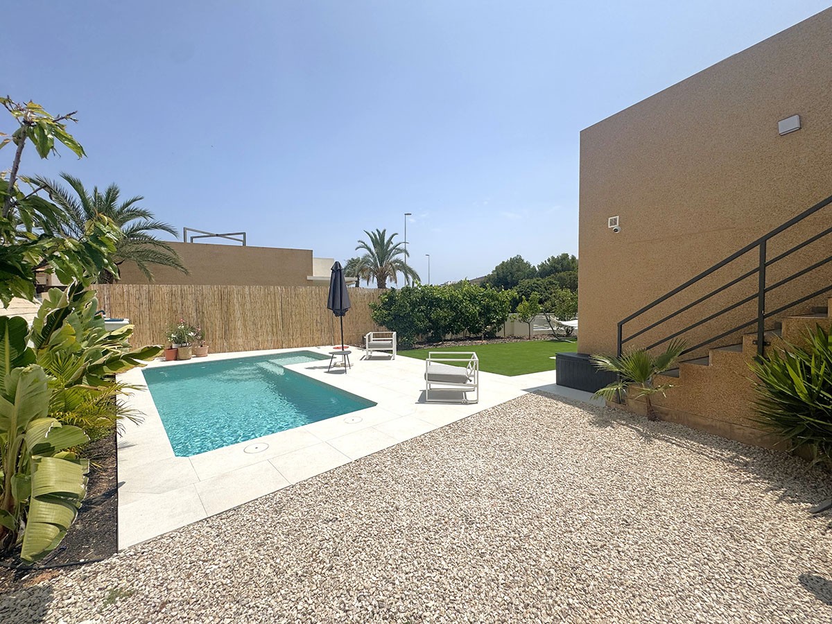 Resale - 3 Bedroom 2 Bathroom Villa in Orihuela Costa - La Zenia - Alicante