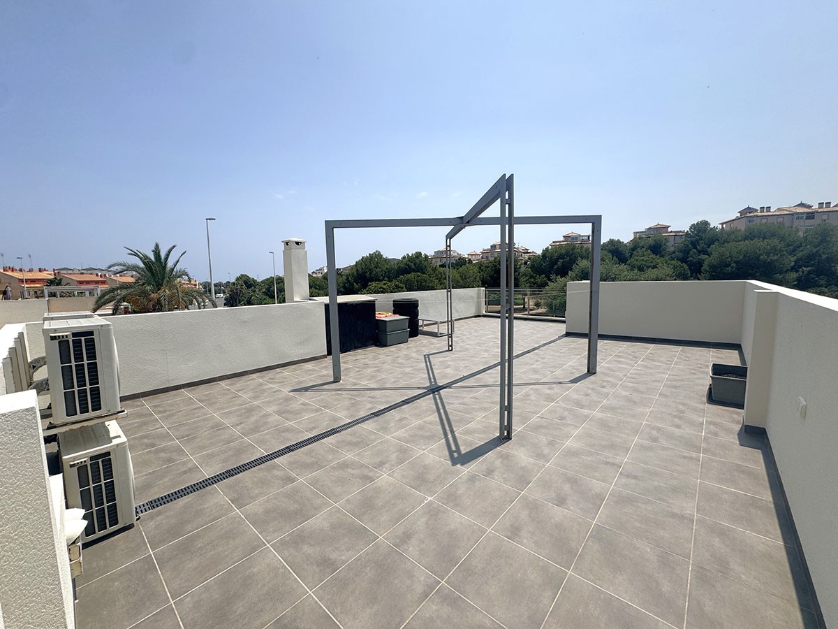 Resale - 3 Bedroom 2 Bathroom Villa in Orihuela Costa - La Zenia - Alicante