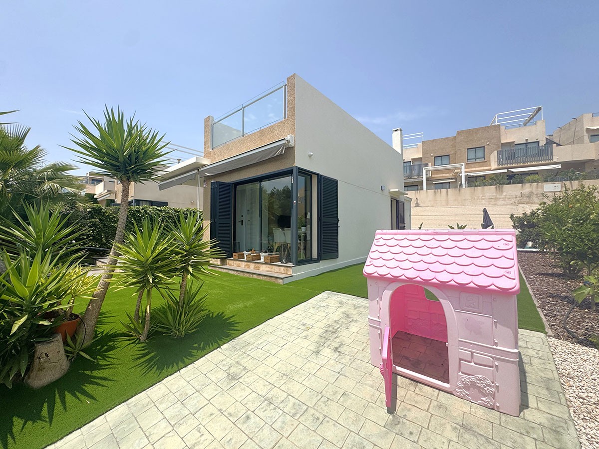 Resale - 3 Bedroom 2 Bathroom Villa in Orihuela Costa - La Zenia - Alicante