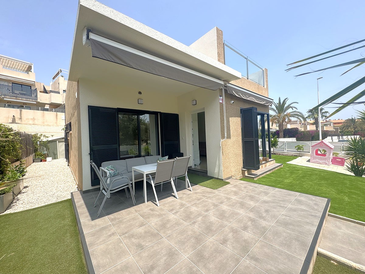 Resale - 3 Bedroom 2 Bathroom Villa in Orihuela Costa - La Zenia - Alicante