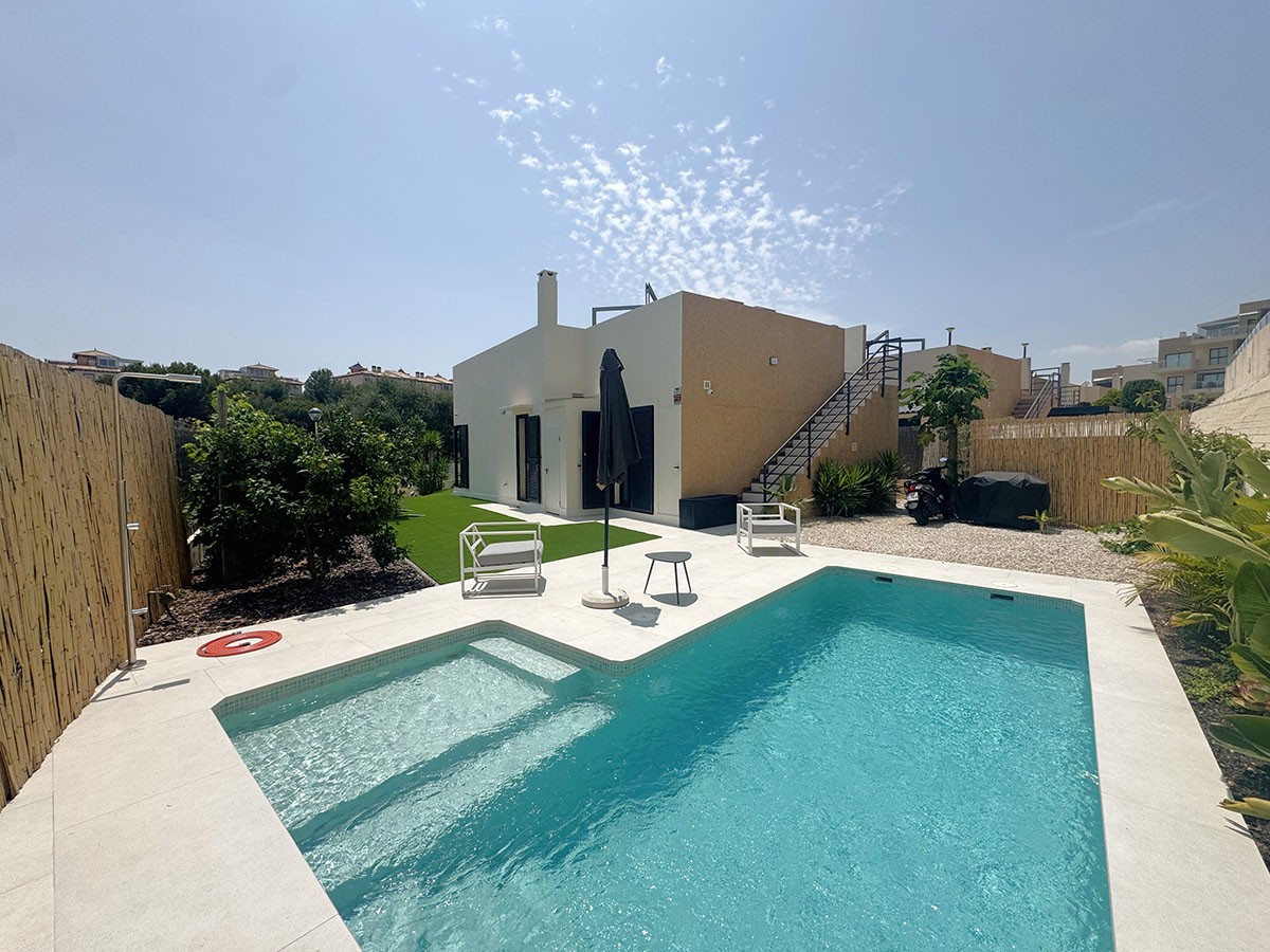 Resale - 3 Bedroom 2 Bathroom Villa in Orihuela Costa - La Zenia - Alicante